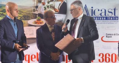 La Camera di Commercio di Napoli premia Michele Piccolo come eccellenza d’impresa per aver “umanizzato” il commercio. Piccolo “La differenza la fanno le persone