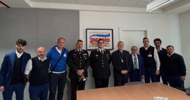 Il Vescovo di Acerra, Antonio Di Donna, in visita con una delegazione della Caritas diocesana e rappresentanti dell’Arma presso la sede di Pomigliano D’Arco dei Supermercati Piccolo