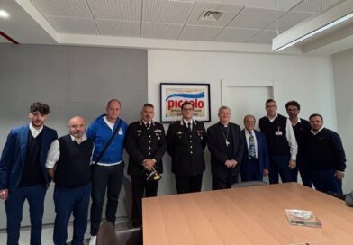 Il Vescovo di Acerra, Antonio Di Donna, in visita con una delegazione della Caritas diocesana e rappresentanti dell’Arma presso la sede di Pomigliano D’Arco dei Supermercati Piccolo